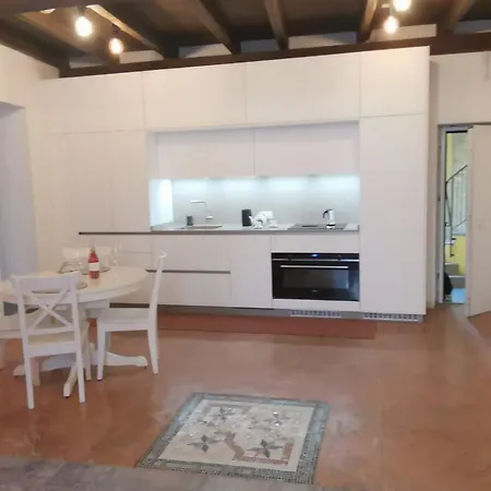 Charming In The Historic Centre- Spacious And Relaxing Apartment